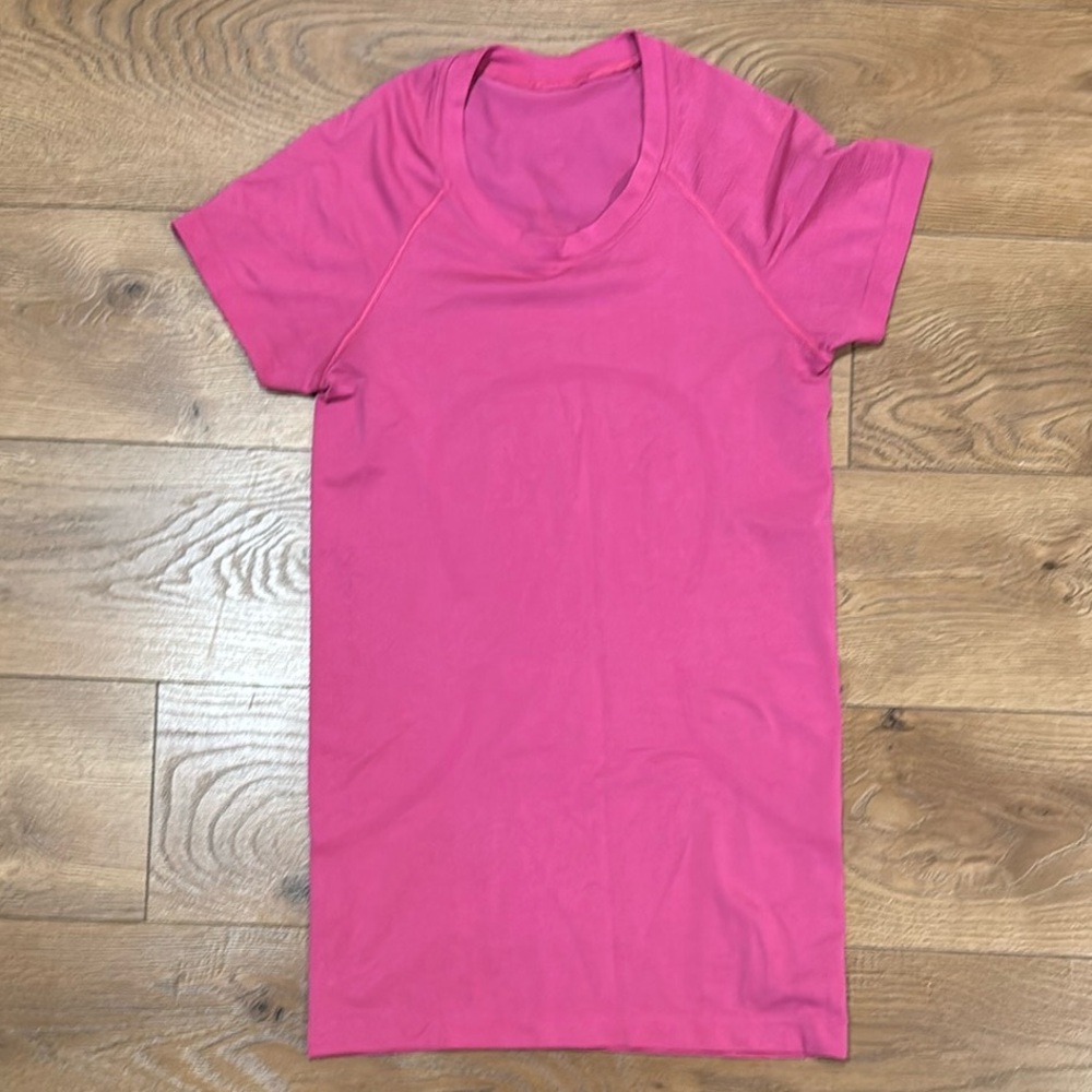 LULULEMON SWIFTLY TECH SHORT SLEEVE TOP SIZE 4, SONIC PINK, regular length